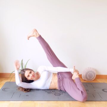 Clementine @clemeyoga FAIL⁣ ⁣ Trying the infinity pose ⁣ ⁣ When