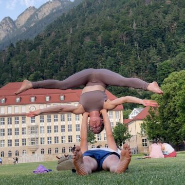 Corina @contortion coco acroyoga acro balance upsidedown shouldertohand inversion