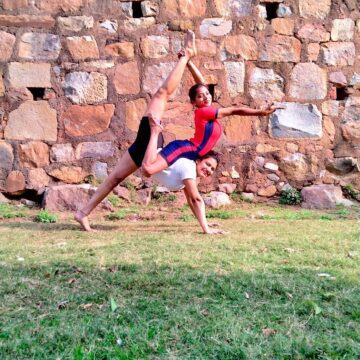 DIVYA AGGARWAL YOGA TRAINER @advanceyogini Pair yoga pose with @yoga addict01