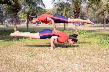DIVYA AGGARWAL YOGA TRAINER @advanceyogini Strong girls acro yoga partner