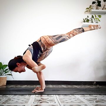 Day 4 of ALOtofbalance yoga challenge FlyingPigeonPose EkaPadaGalavasana