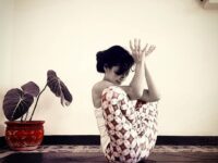 Dewi Hapsari @dewilovesyoga Day 2 of SpringFlowersBlOhm yoga challenge The leggings