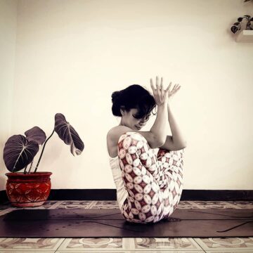 Dewi Hapsari @dewilovesyoga Day 2 of SpringFlowersBlOhm yoga challenge The leggings