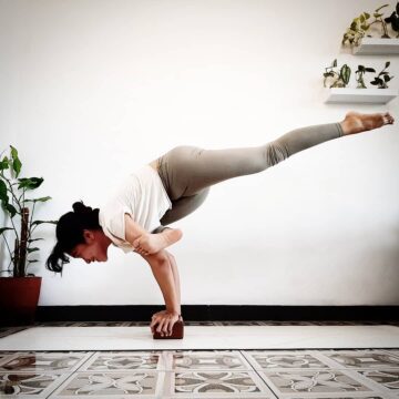 Dewi Hapsari @dewilovesyoga Day 3 of BirdsofBaiiad yoga challenge Pigeonpose I