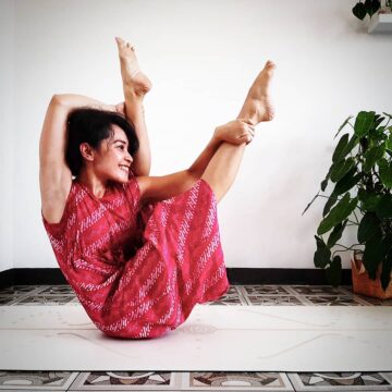 Dewi Hapsari @dewilovesyoga Day 3 of DressUpMyAsana yoga challenge Really love