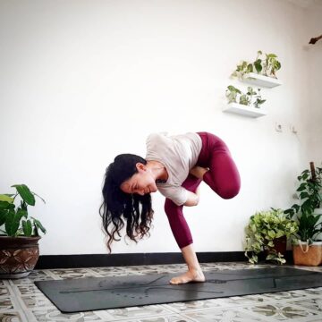 Dewi Hapsari @dewilovesyoga Day 3 of YogiBloomInJune yoga challenge Pose of