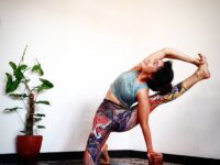 Dewi Hapsari @dewilovesyoga Day 3x20e3 of JoyBerryBlockParty yoga challenge KneelingPose gatepose