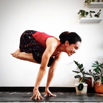 Dewi Hapsari @dewilovesyoga Day 4 of SmilewithAlo2 yoga challenge Any armbalance