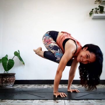 Dewi Hapsari @dewilovesyoga Day 4 of SpringFlowersBlOhm yoga challenge For any