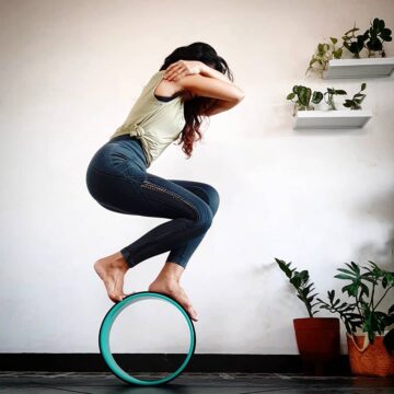 Dewi Hapsari @dewilovesyoga Day 4 of YogisontheWheel yoga challenge Standingpose on