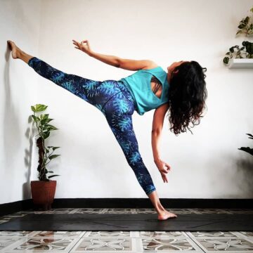 Dewi Hapsari @dewilovesyoga Welcome day 1 of YogiSplitsLove yoga challenge My