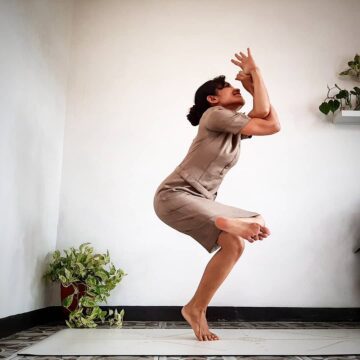 Dewi Hapsari @dewilovesyoga Welcome to Day 1 of DressUpMyAsana yoga challenge