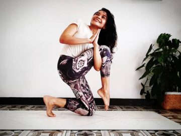 Dewi Hapsari Day 3 of GoToDragonFly yoga challenge TwistPose KneelingPose