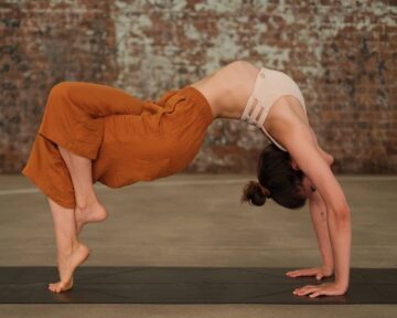 Diana Vassilenko Yoga more @dianavassyoga Boundless curiosity is the