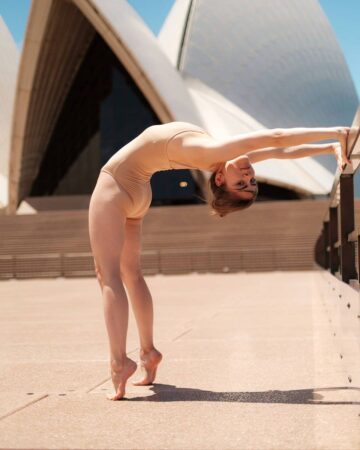 Diana Vassilenko Yoga more @dianavassyoga Find your inner glow⠀