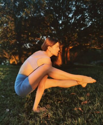 Diana Vassilenko Yoga more @dianavassyoga Light is your essense⠀