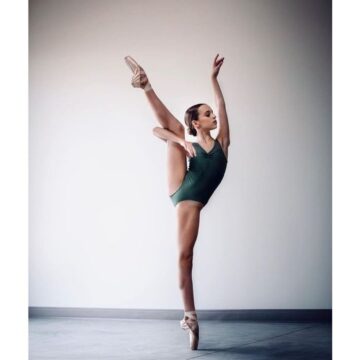 EA Lam @ ericandanna lam  DancerAspiring BallerinaModel Anya Donaghy @anyadonaghy • Photography by