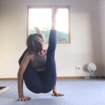 Gabrielle Edwards Yoga @gabrielle edwards yoga Day 1x20e38x20e3 of ANewYearOfYoga with @cyogalife Chakorasana