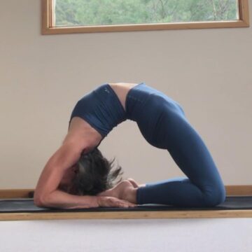 Gabrielle Edwards Yoga @gabrielle edwards yoga Day 21 anewyearofyoga with @cyogalife kapotasana Im