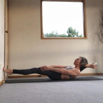 Gabrielle Edwards Yoga @gabrielle edwards yoga Day 22 startatthewall with @cyogalife legbehindthehead suptabhairavasana