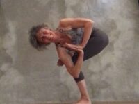 Gabrielle Edwards Yoga Day 3 of yogidandafever with @cyogalife chairposetwist