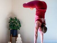 Holly Haas @hollyhaaswellness just over here doing some handstands and avoiding