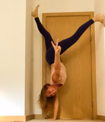 Jane Roberts @janein spain Day 4 funfunkyinversions is a funky handstand As