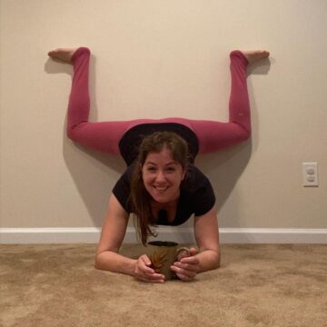 Jenna @bionic yogi Happy Friday YogaCoffeeDate Day 4x20e3 Cold or hot Always