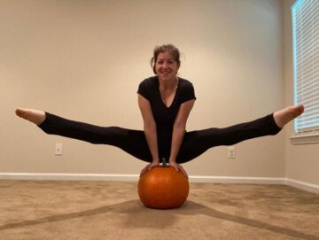 Jenna @bionic yogi Happy Halloween Hoping YOU enjoy your Sunday wearing leggings