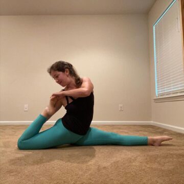 Jenna @bionic yogi Happy Sunday Stretching wearing Outfit @aloyoga Dedicated To My