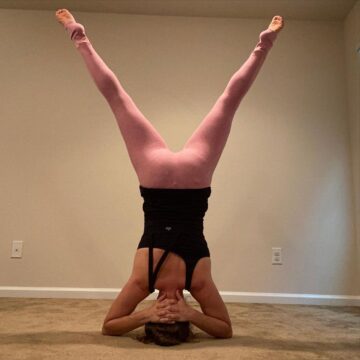 Jenna @bionic yogi Happy funkyheadstandfriday Inspired by the Awesome @baddyoga wearing out