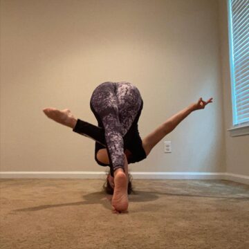 Jenna @bionic yogi Happy funkyheadstandfriday Inspired by the Awesome @georgewolfmeyer wear
