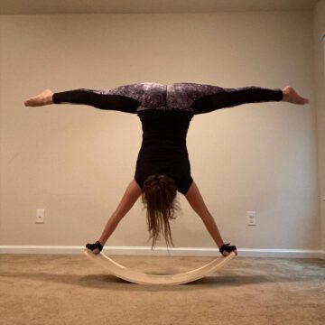 Jenna @bionic yogi Last Day sweetseptemberyogis Day 5x20e3 Yogis choice the handstand