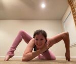 Jenna @bionic yogi TricksAndTreatsYogis Day 7x20e3 A trick or treat pose