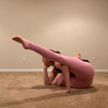 Jenna @bionic yogi sundayshapesyoga pose inspired by the Amazing @sutraembraceyoga wearing