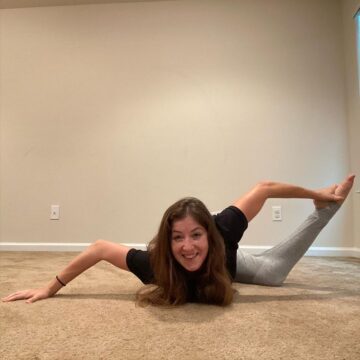 Jenna @bionic yogi sundayshapesyoga pose inspired by the Lovely @amelieyogajourney wearing