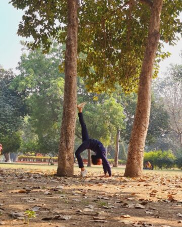 Jyoti Juneja @yogagirl jyoti Mixing my poses with nature Ghar par ache