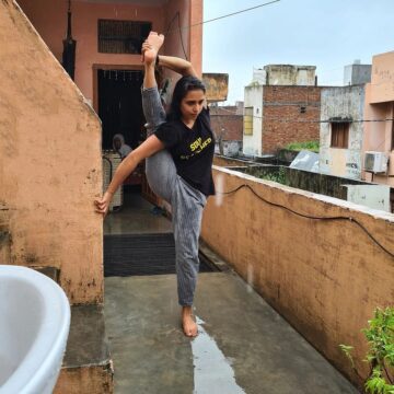 Jyoti Juneja @yogagirl jyoti Standing split in rain Tayaari ek subject ki