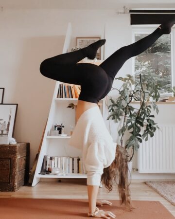 KIRA @beflowing handstand journey a few months ago I started