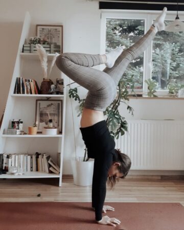 KIRA @beflowing handstand practice is back probably the longest hold