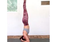 Karina Sanchez @karinasana yoga Day 15 of journeytohandstand with @kinoyoga and classes