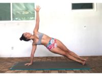 Karina Sanchez @karinasana yoga Day 19 of @kinoyoga challenge journeytohandstandchallenge sideplank and