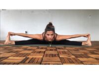 Karina Sanchez @karinasana yoga Day 23 of journeytohandstandchallenge with @kinoyoga and @omstarsofficial
