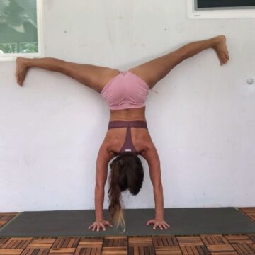 Karina Sanchez @karinasana yoga Day 24 of journeytohandstandchallenge with @kinoyoga straddlehandstand and