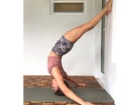 Karina Sanchez @karinasana yoga Day 26 of StartAtTheWall with @cyogalife or sirsasana