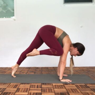 Karina Sanchez @karinasana yoga Day 4 of coreuproar with @cyogalife kneetoelbow in