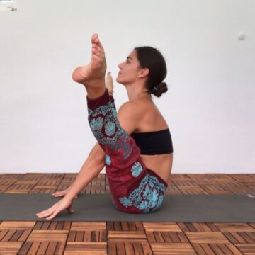 Karina Sanchez @karinasana yoga Day 6 coreuproar with @cyogalife boat or navasana