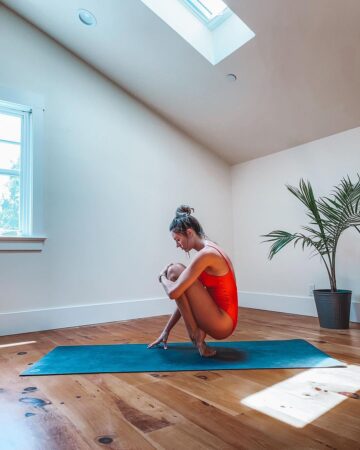 Kate Amber Yoga Instructor @yogawithkateamber A moment of stillness before
