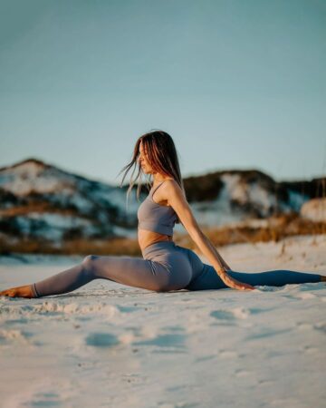 Kate Amber Yoga Instructor @yogawithkateamber New 10 Min Glute HIIT