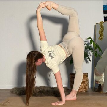Krisyoga What you think you become yogsinspiration yogagirl yogslifestyle stretchinge